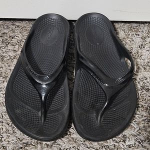 OOFOS Black Sandals with Thong Design